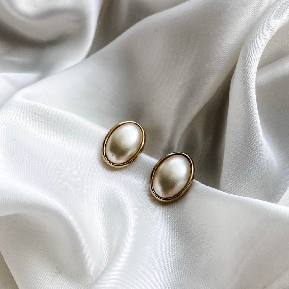 Vintage 1950s Gold Framed Faux Pearl Clip Earrings - Picture 5 of 7